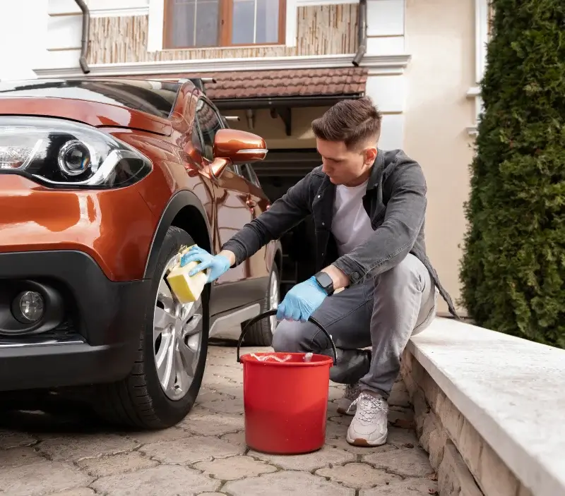 Lavage auto à domicile Saint-Didier-sur-Beaujeu : professionnel intervenant sur un véhicule